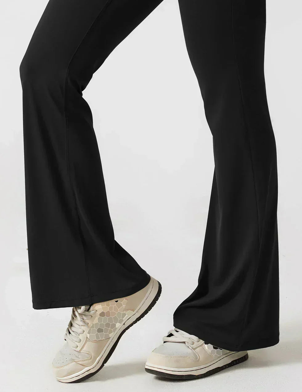 Combinación de moda y favorecedora con espalda en V