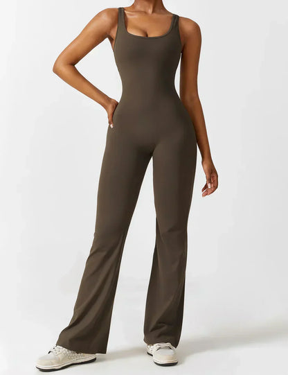 Combinación de moda y favorecedora con espalda en V