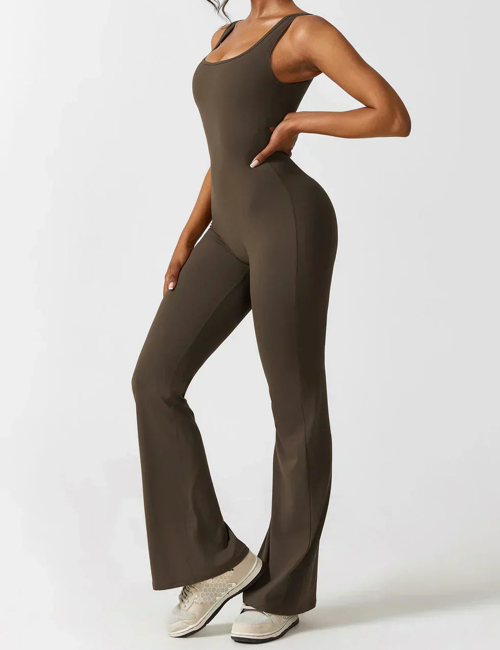 Combinación de moda y favorecedora con espalda en V