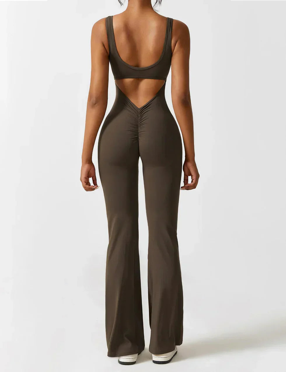 Combinación de moda y favorecedora con espalda en V