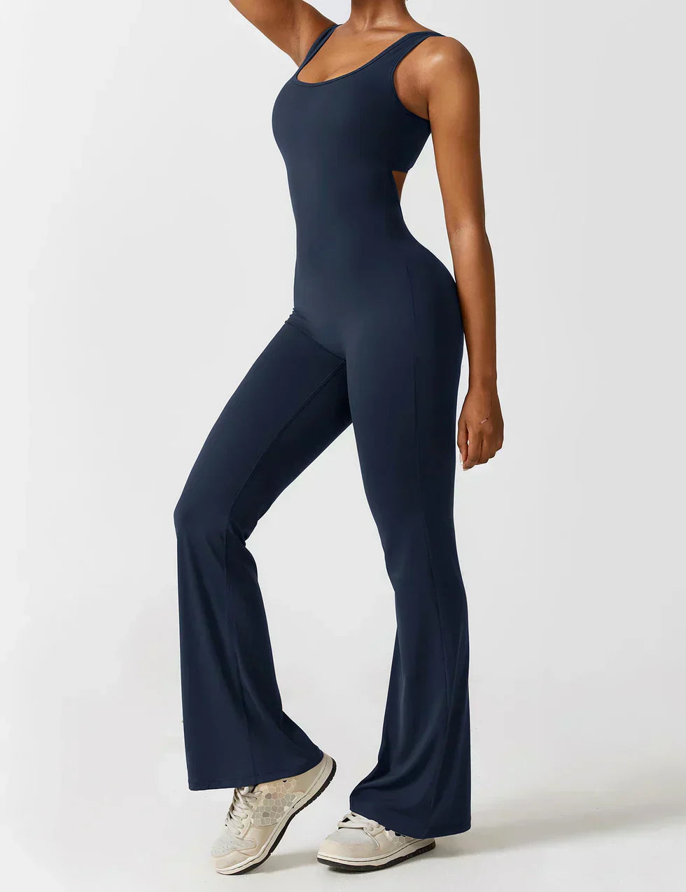 Combinación de moda y favorecedora con espalda en V