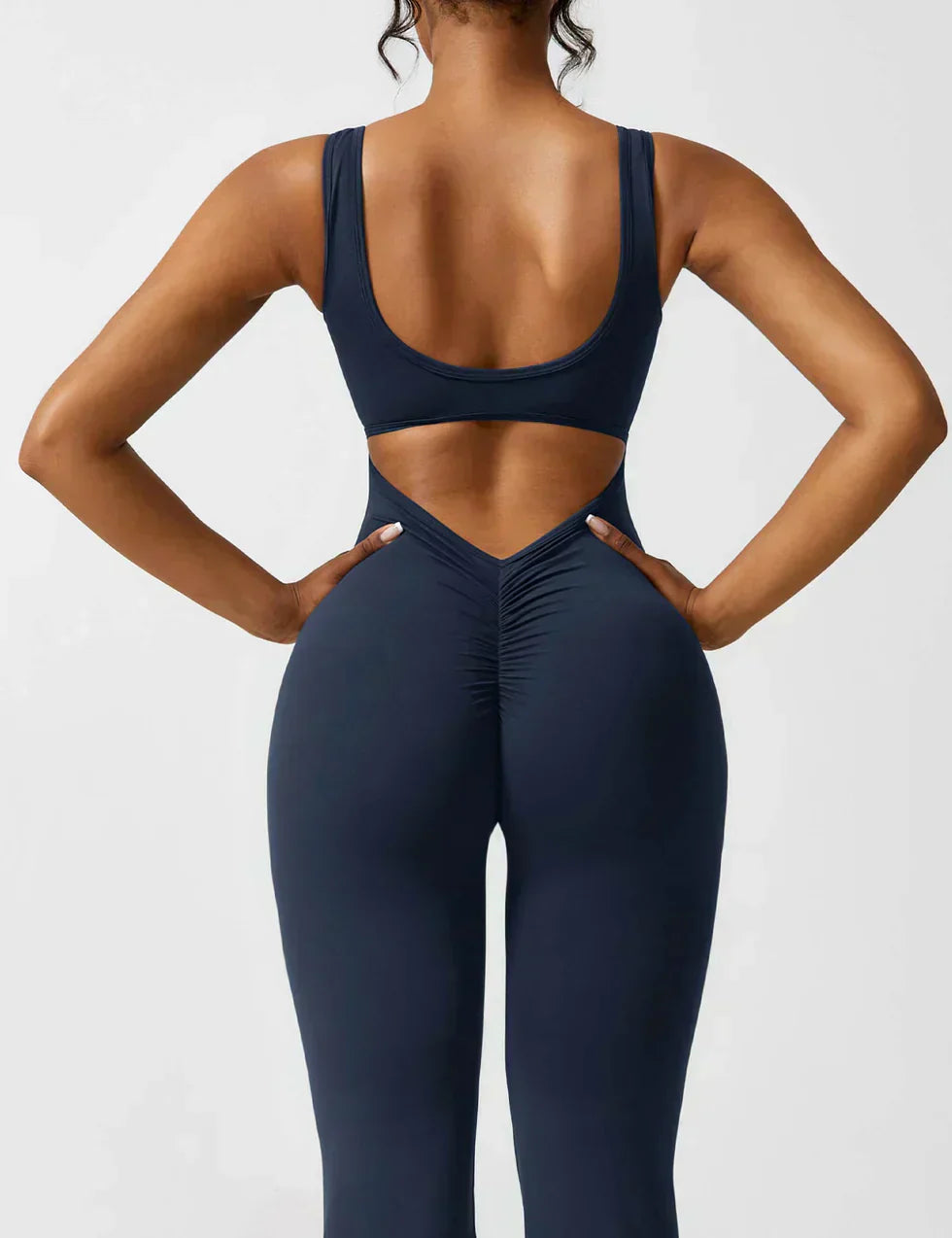 Combinación de moda y favorecedora con espalda en V