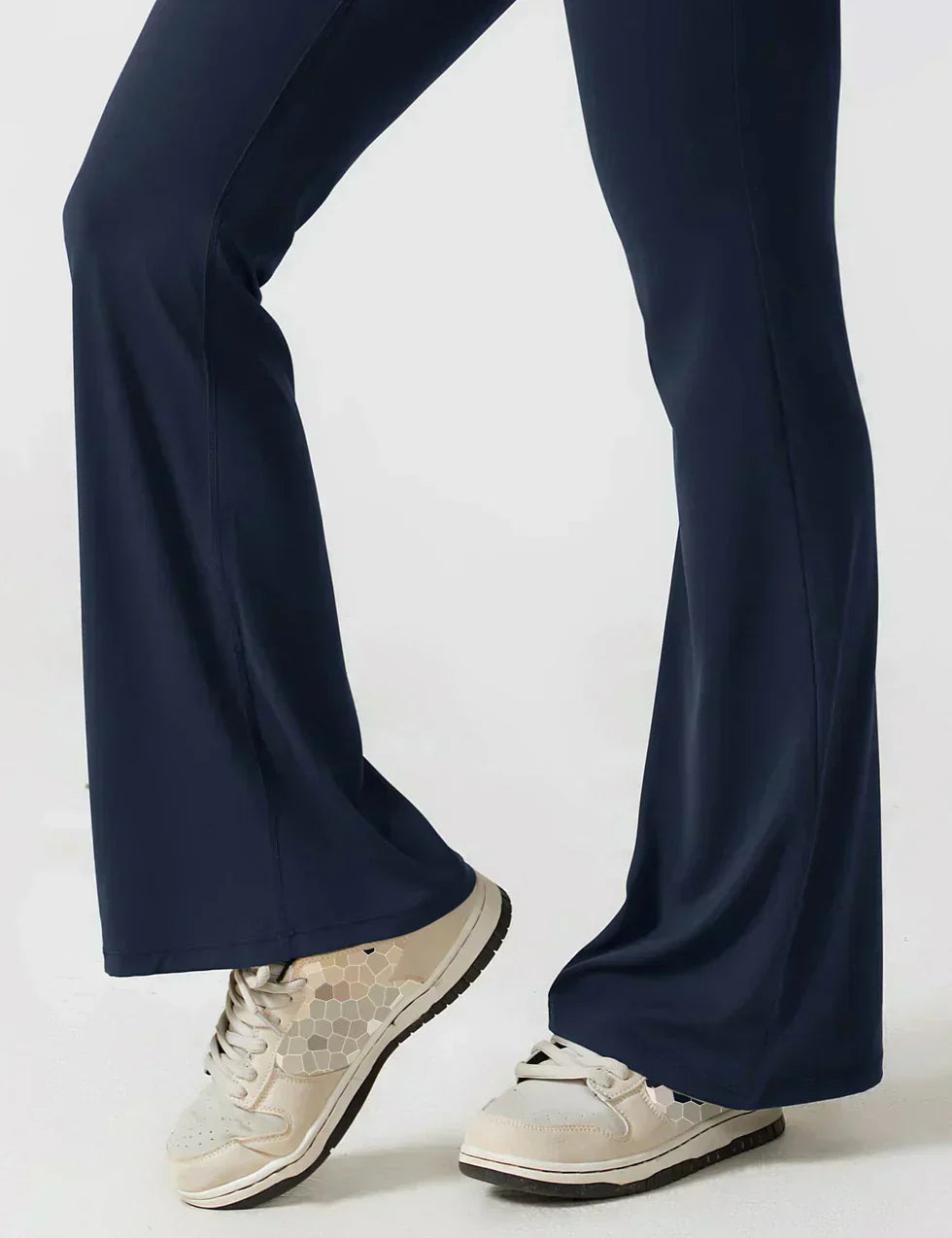 Combinación de moda y favorecedora con espalda en V