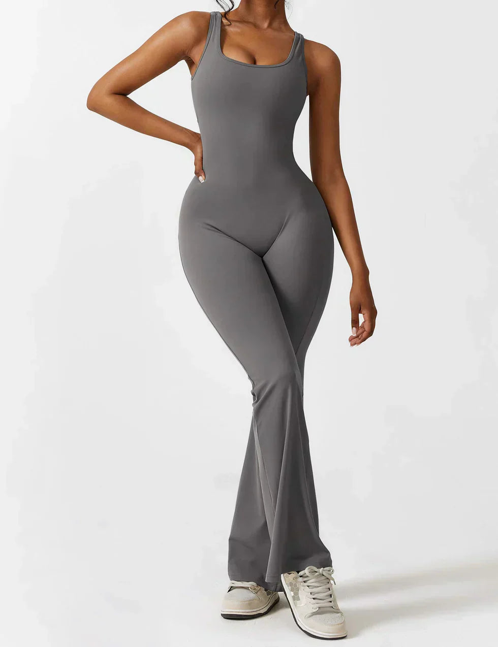 Combinación de moda y favorecedora con espalda en V