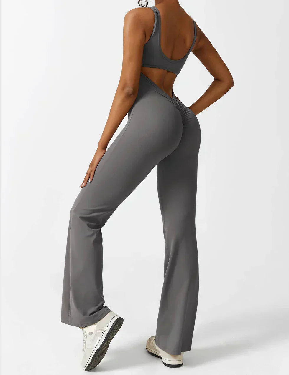 Combinación de moda y favorecedora con espalda en V
