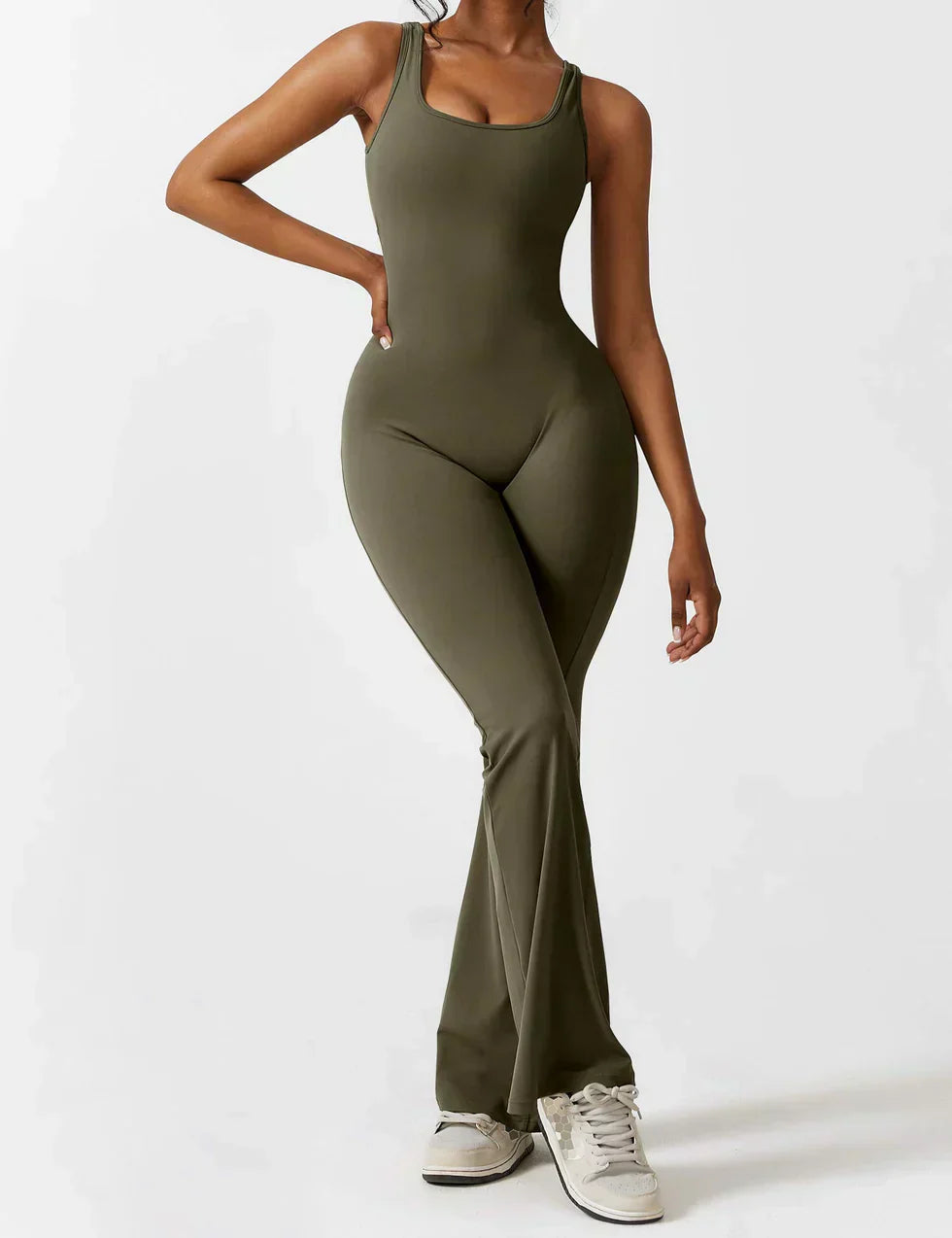 Combinación de moda y favorecedora con espalda en V