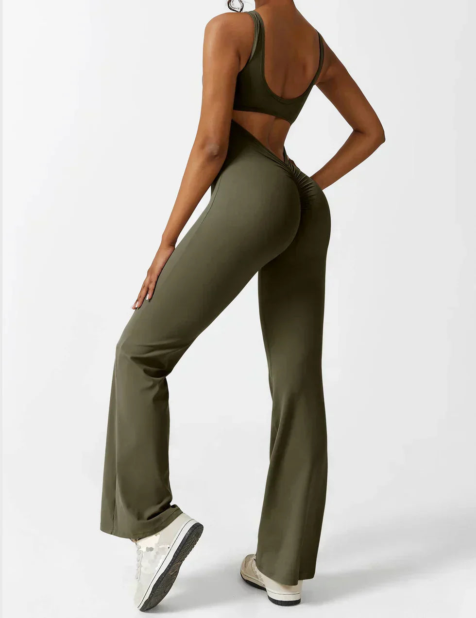 Combinación de moda y favorecedora con espalda en V