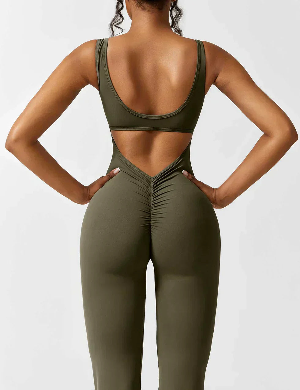 Combinación de moda y favorecedora con espalda en V