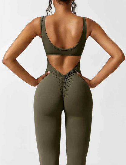 Combinación de moda y favorecedora con espalda en V
