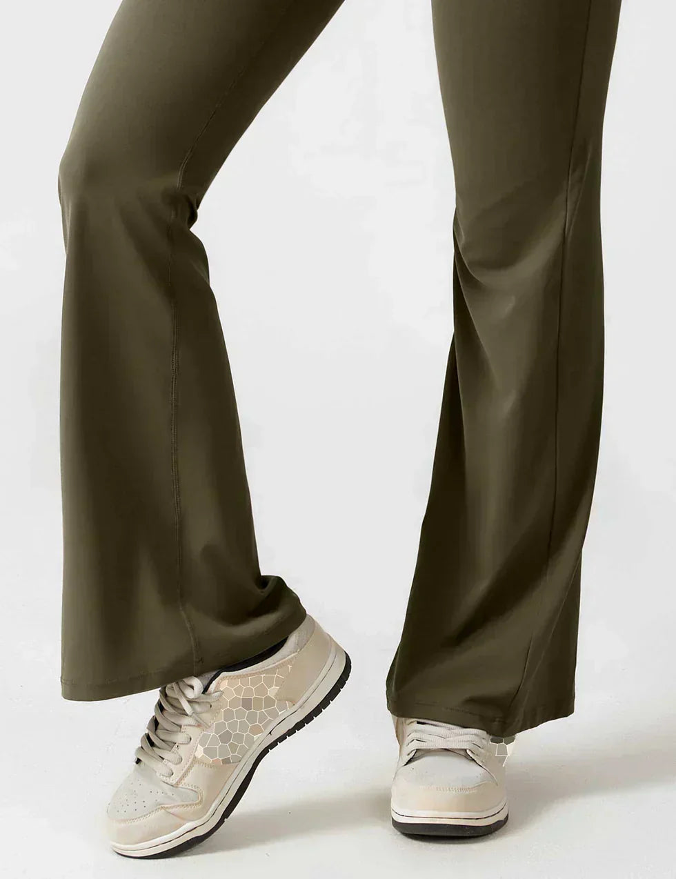 Combinación de moda y favorecedora con espalda en V